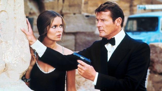 Roger Moore et Barbara Bach dans L'Espion qui m'aimait (Copyright 007.com)