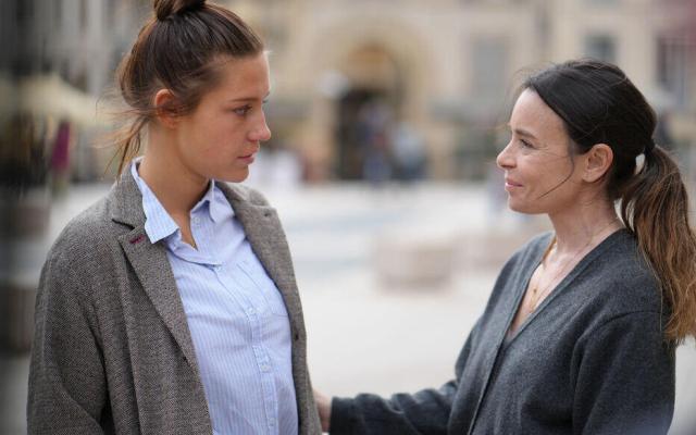 Adèle Exarchopoulos et Élodie Bouchez dans "Je verrai toujours vos visages" (Copyright Christophe Brachet)